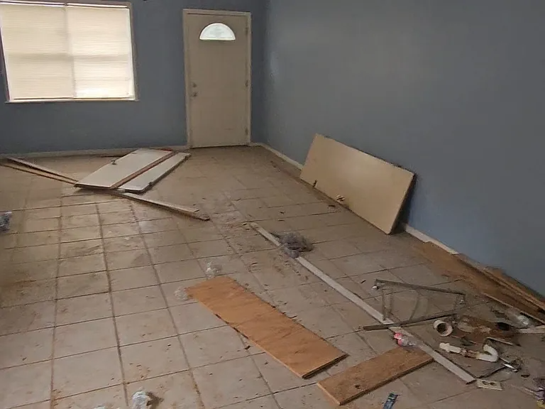 539 Erie St - Photo 5 of 10