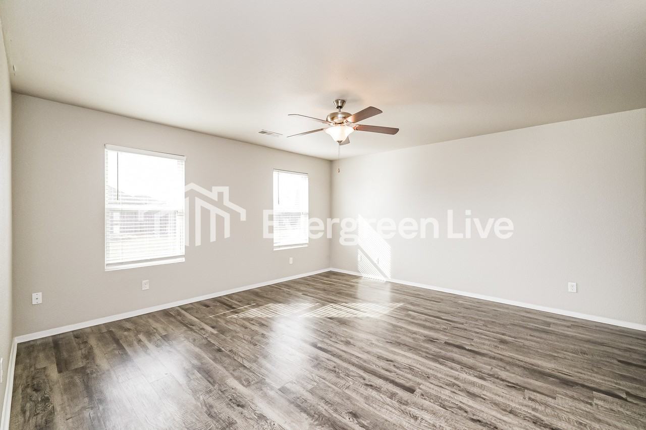 3821 Glitterman Dr - Photo 4 of 15