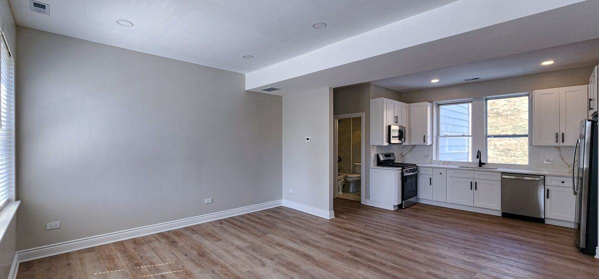 2552 S Central Park Ave - Photo 4 of 31