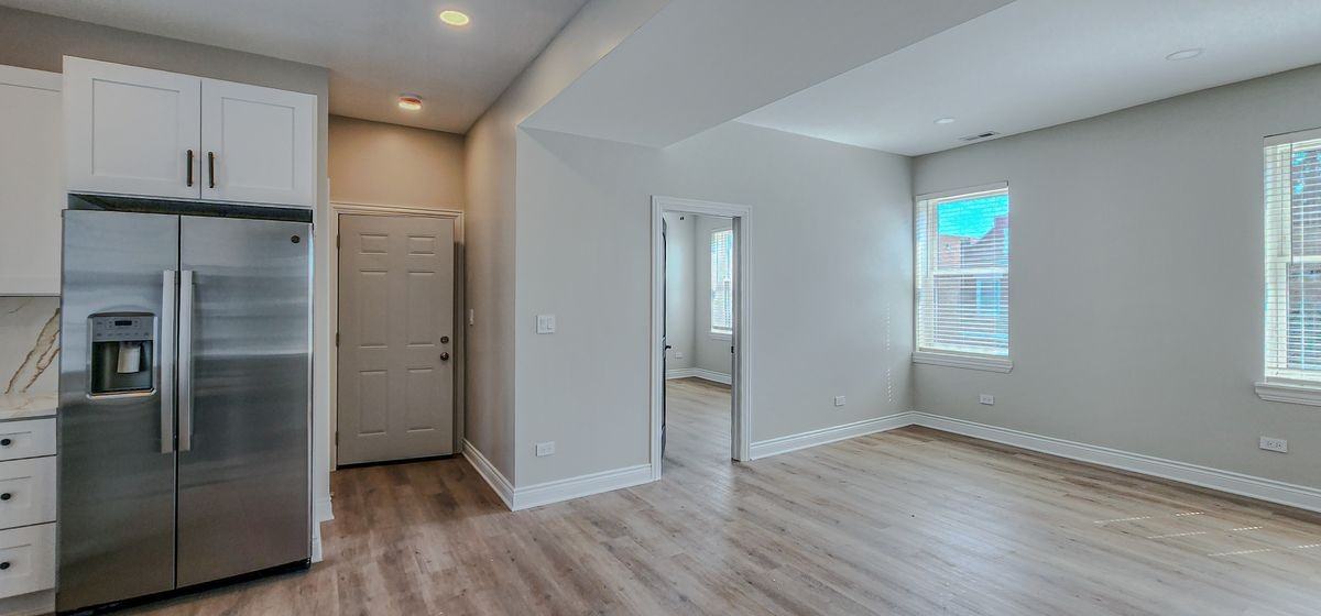 2552 S Central Park Ave - Photo 6 of 31