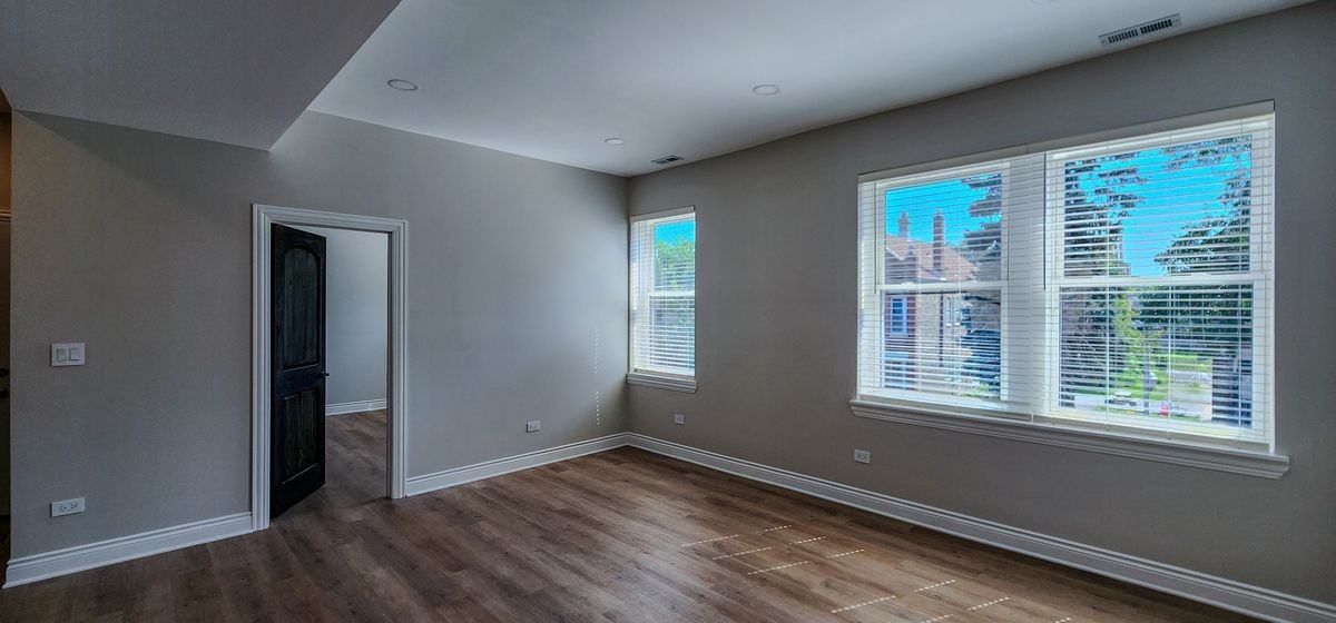 2552 S Central Park Ave - Photo 7 of 31