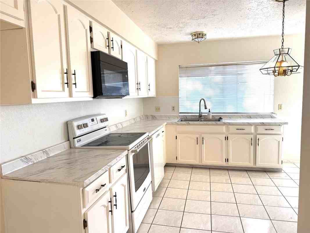 2802 Valley Forest Dr - Photo 4 of 7