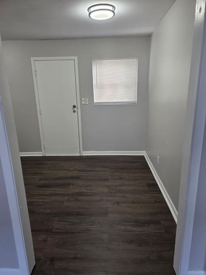 640 Glendale Pl Se - Photo 5 of 18