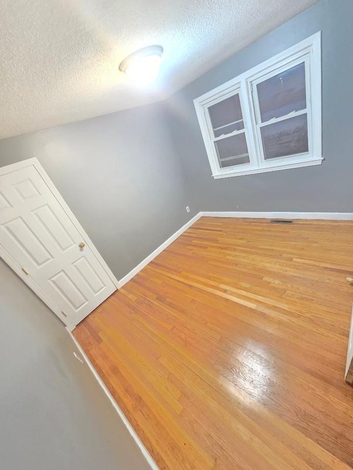 19 Glen St #2 - Photo 4 of 6