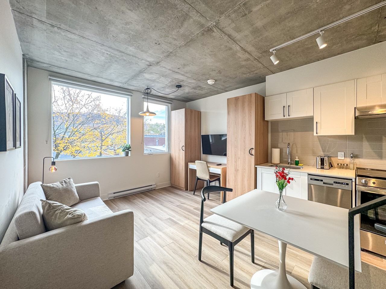 3882 Boulevard Saint-Laurent #402 - Photo 2 of 5