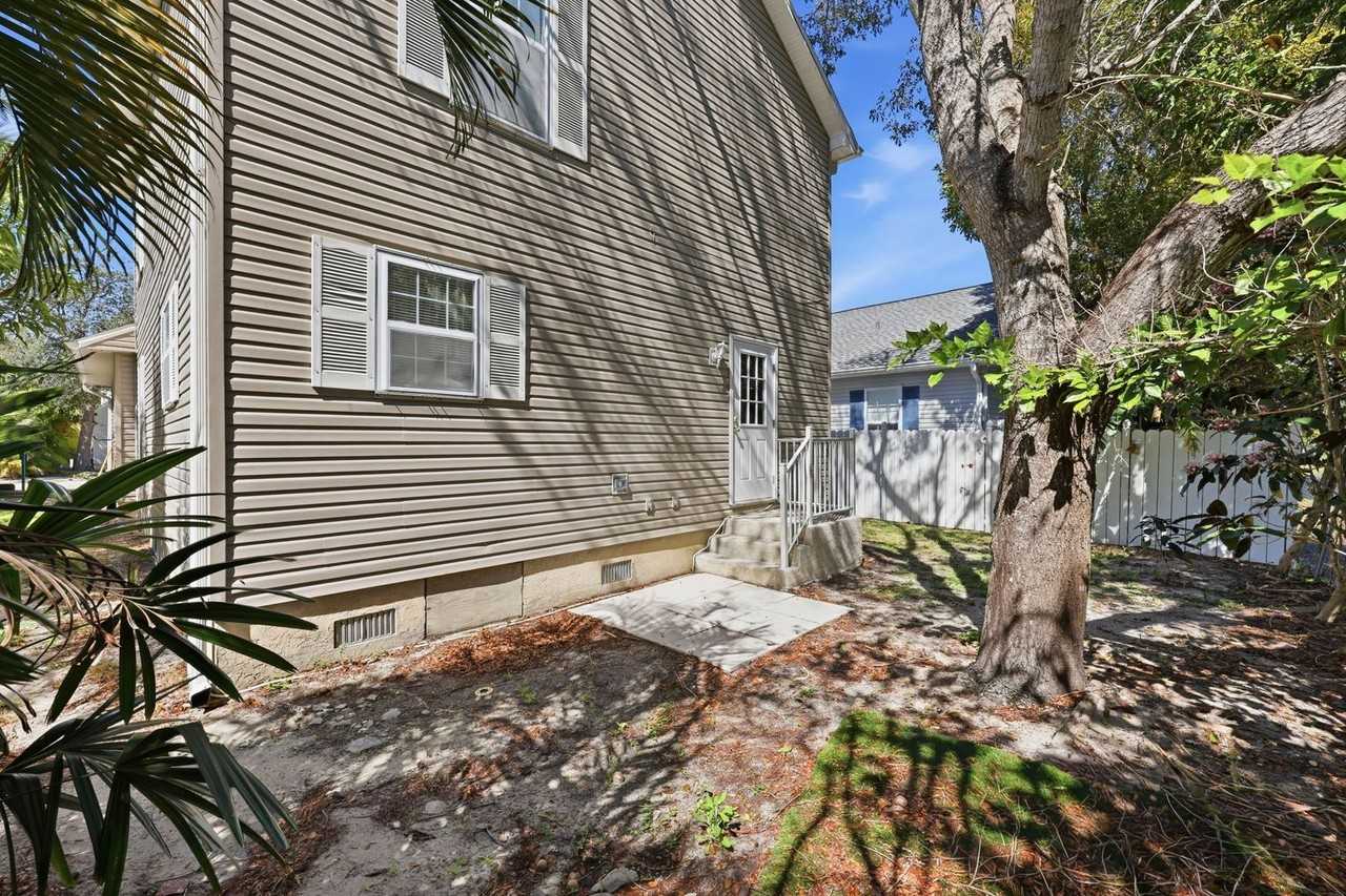 353 Leawood Cir - Photo 3 of 21