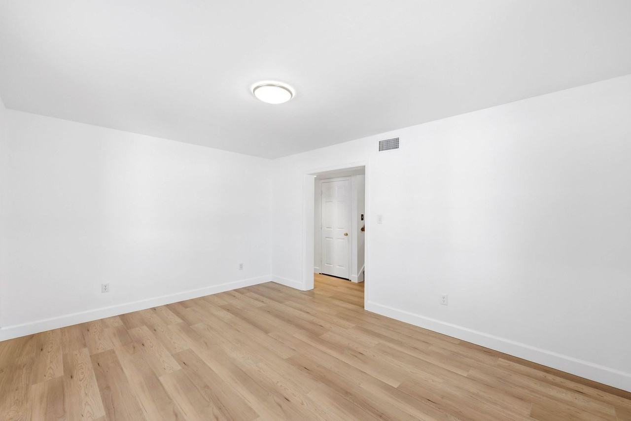 353 Leawood Cir - Photo 4 of 21