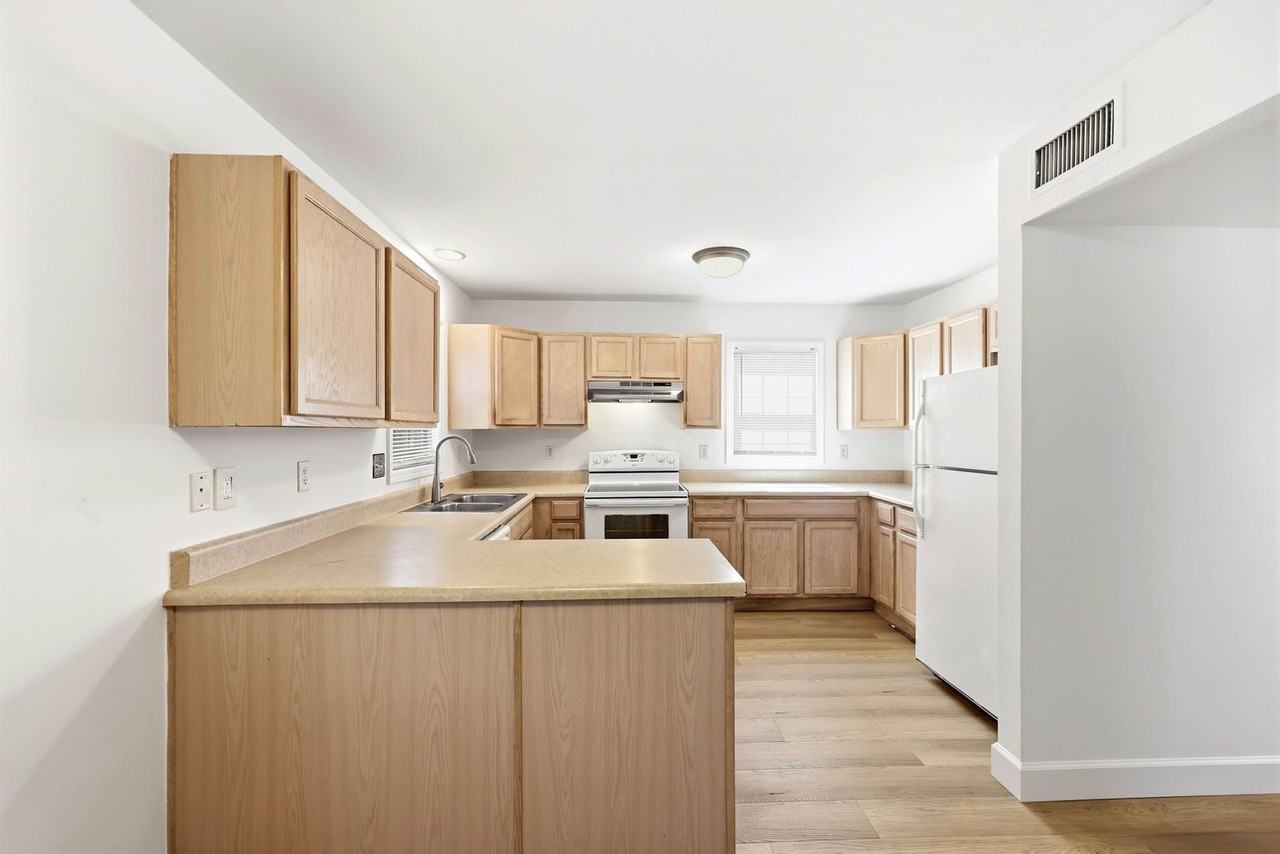 353 Leawood Cir - Photo 6 of 21