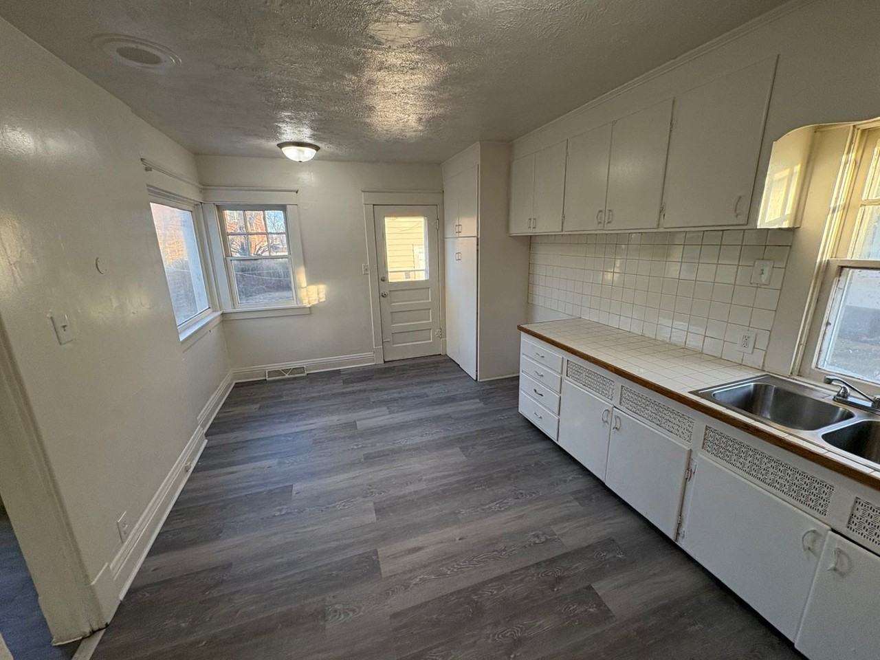 2142 Auburn Ave - Photo 6 of 20