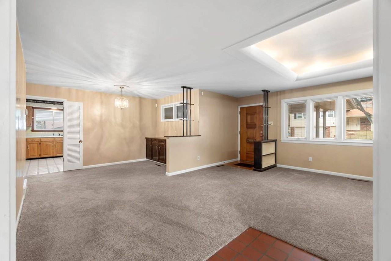 1721 Cecelia St - Photo 5 of 29