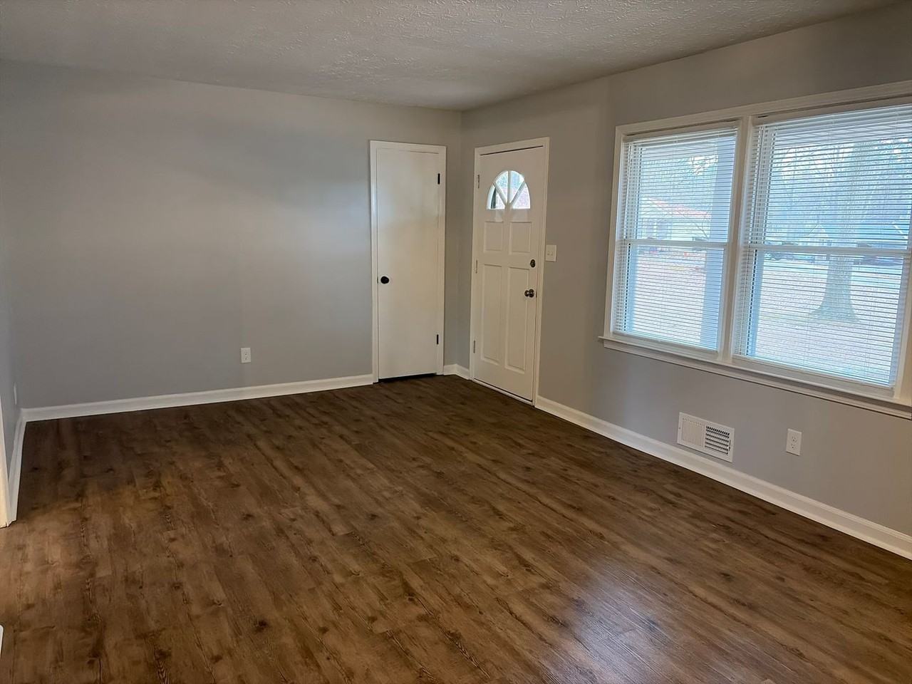 4037 Compton Cir - Photo 3 of 22