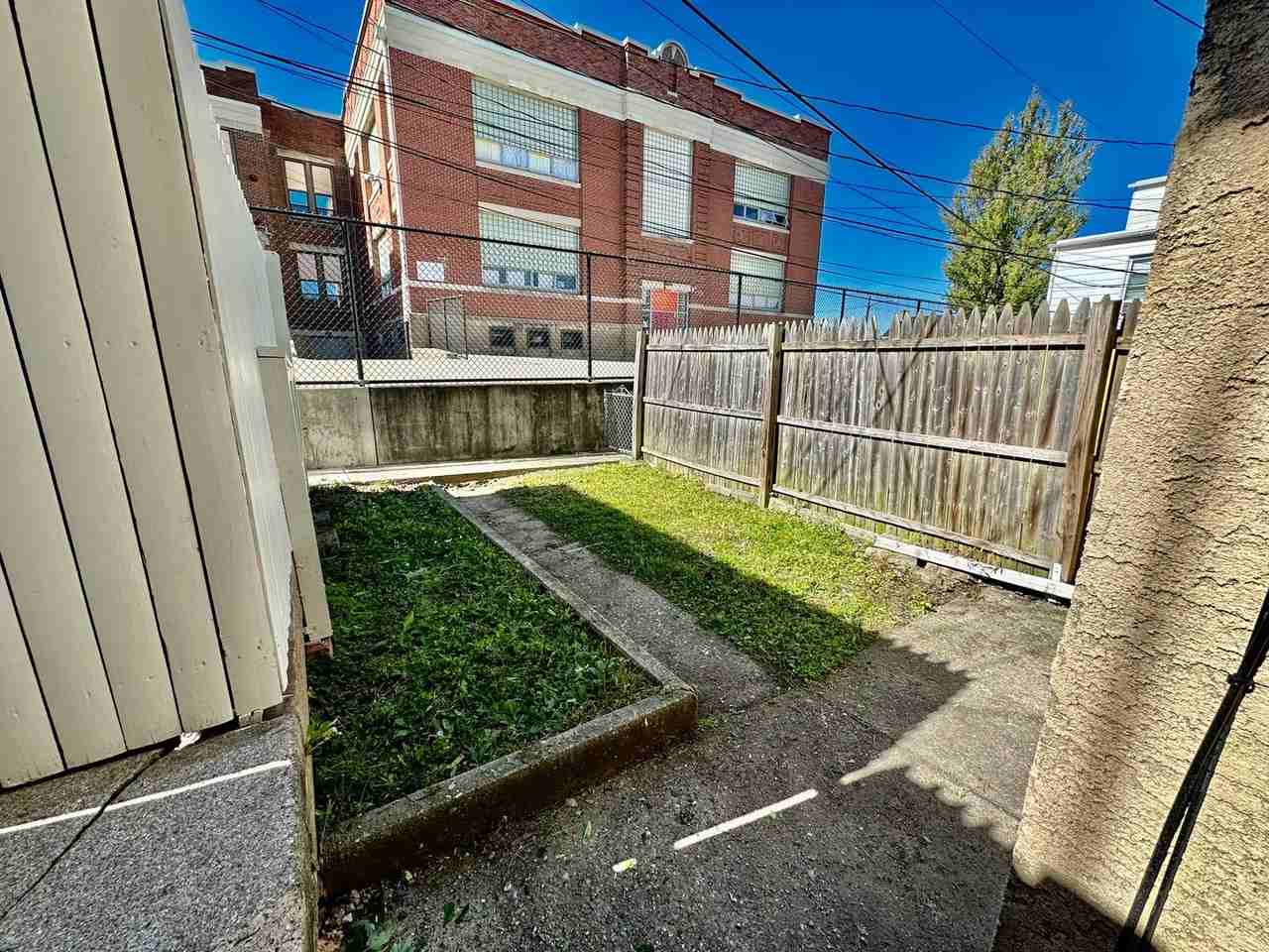 914 S Hall St - Photo 3 of 26