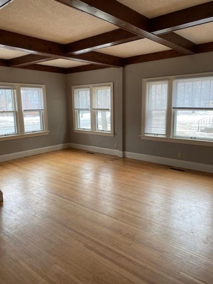 407 8th Ave S - Photo 3 of 9