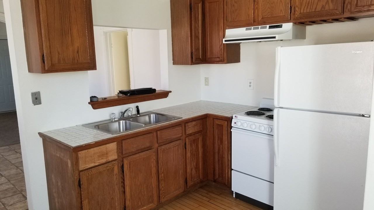 205 1/2 Park St - Photo 4 of 10