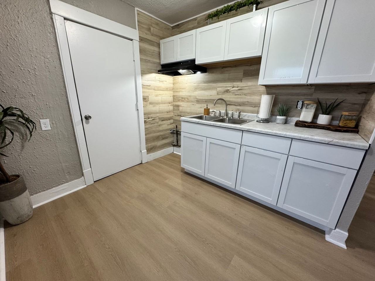 911 Ashland Ave - Photo 3 of 23