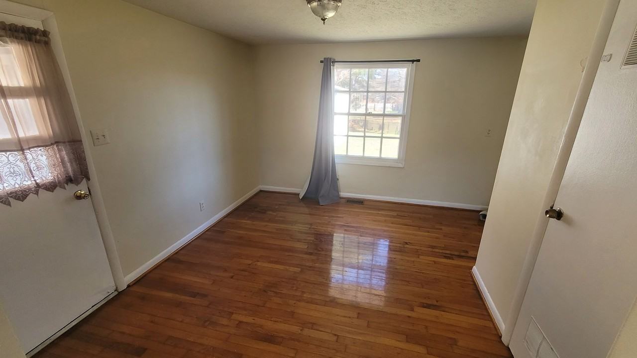 5137 Raynor Rd - Photo 5 of 15