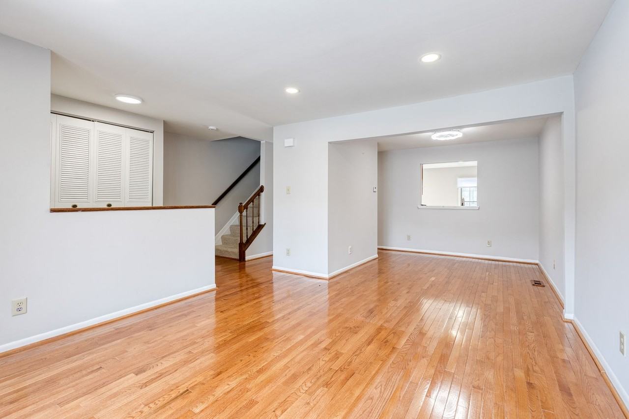 38 Tudor Ct - Photo 2 of 18