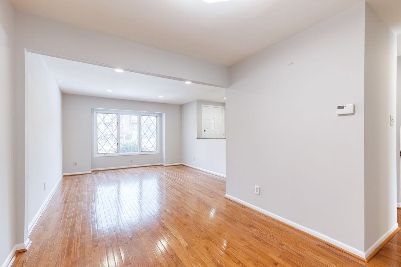 38 Tudor Ct - Photo 3 of 18