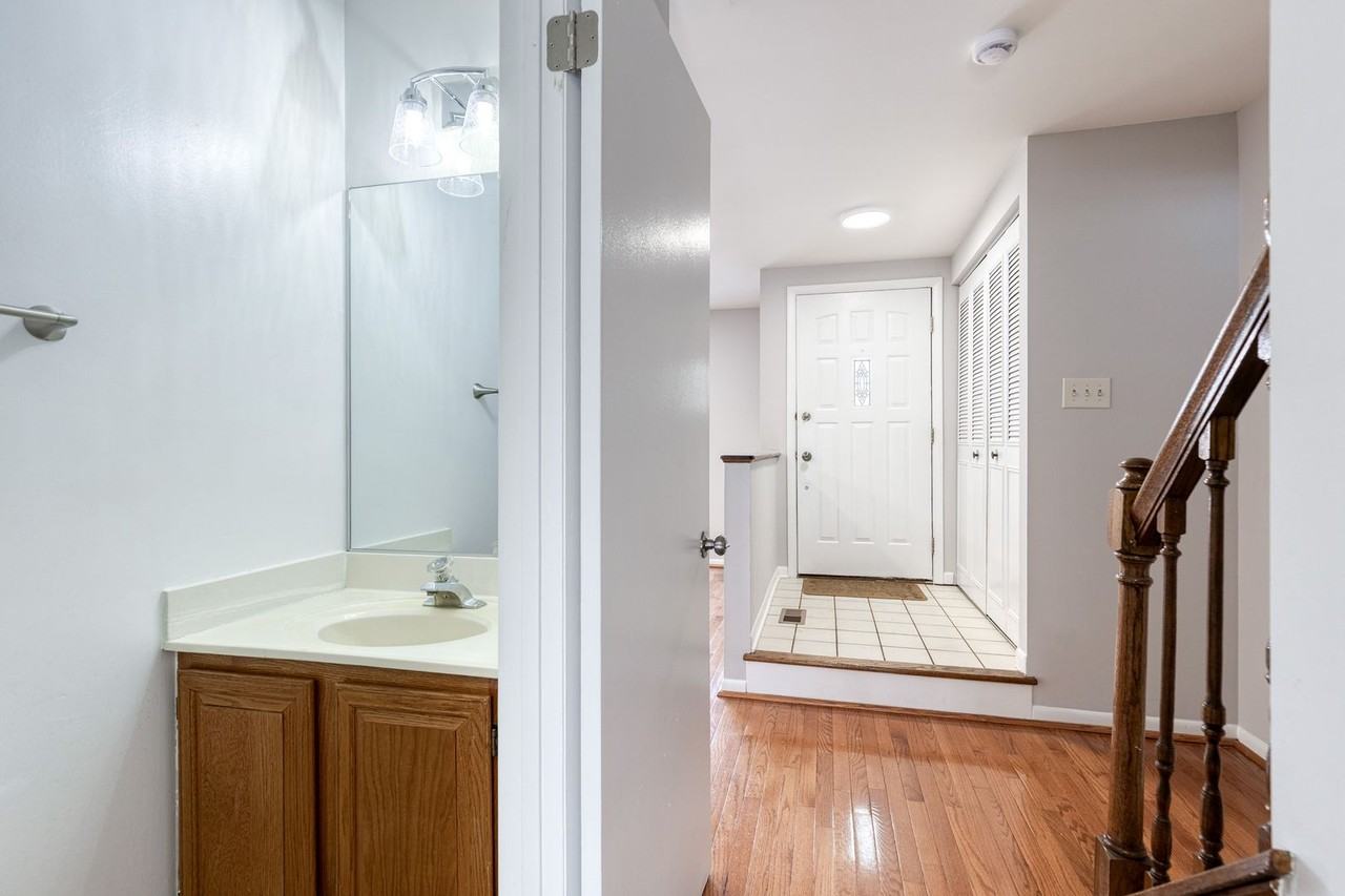 38 Tudor Ct - Photo 4 of 18