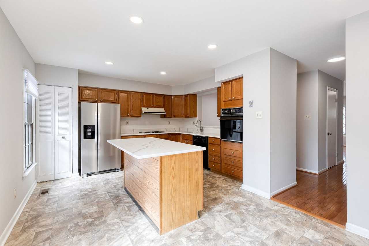 38 Tudor Ct - Photo 5 of 18