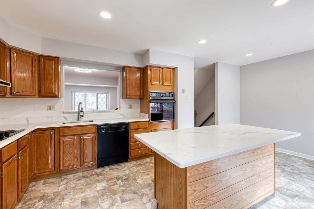 38 Tudor Ct - Photo 6 of 18