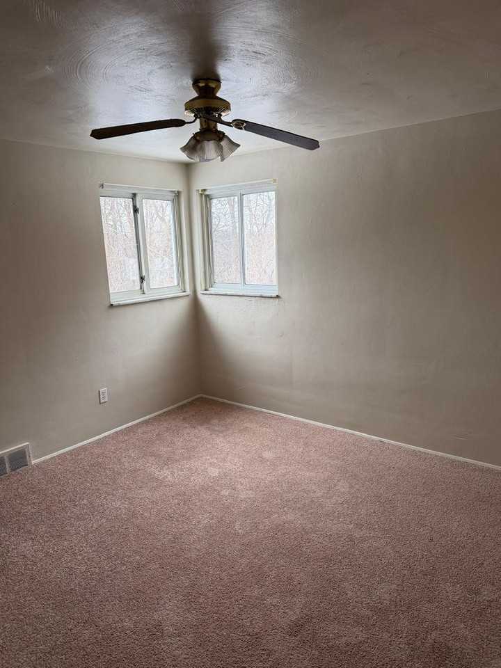 190 Anthon Dr - Photo 3 of 8