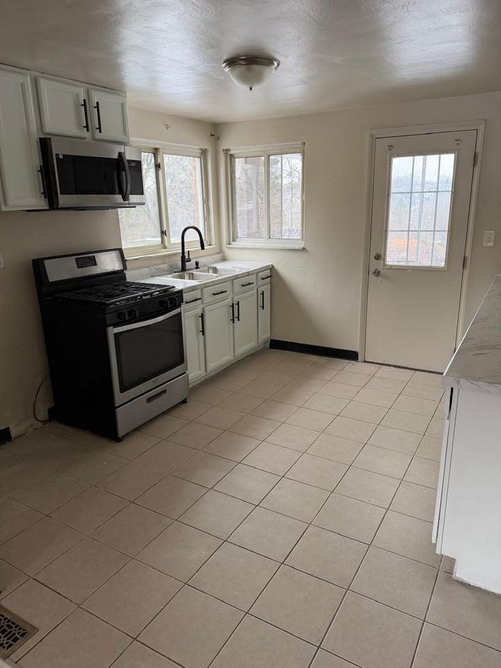 190 Anthon Dr - Photo 6 of 8