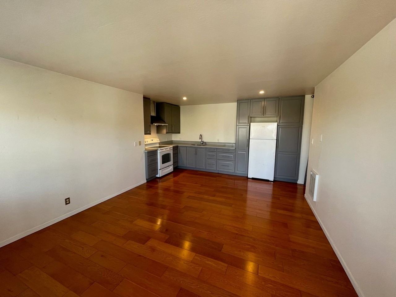 2960 Mission St - Photo 2 of 13