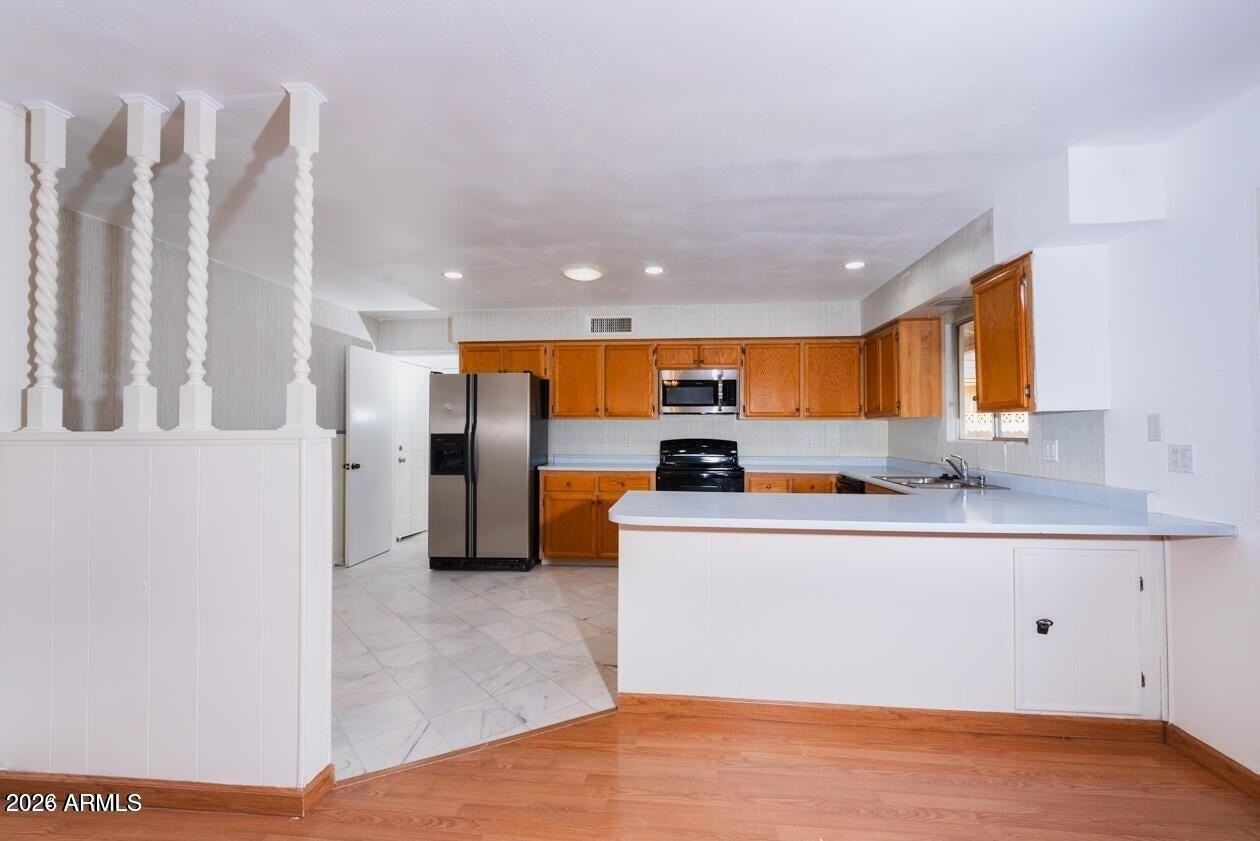 320 E Ellis Dr - Photo 3 of 9