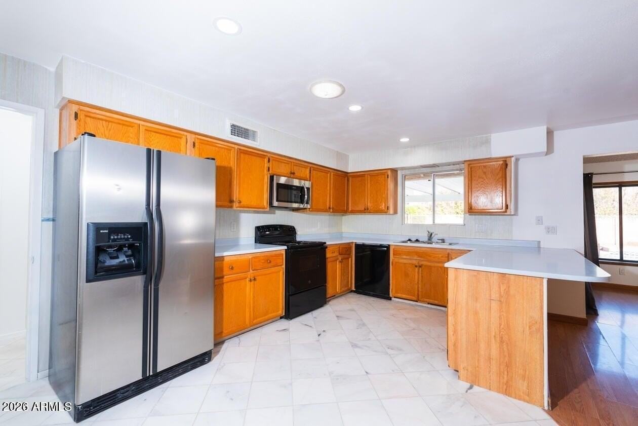 320 E Ellis Dr - Photo 4 of 9