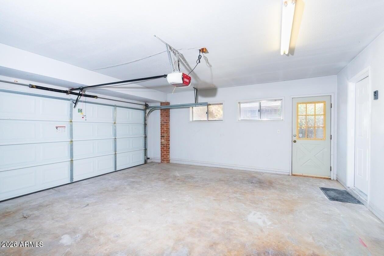 320 E Ellis Dr - Photo 7 of 9