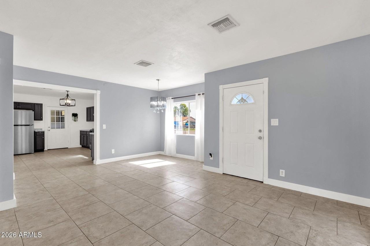 3428 W Willetta St - Photo 4 of 27