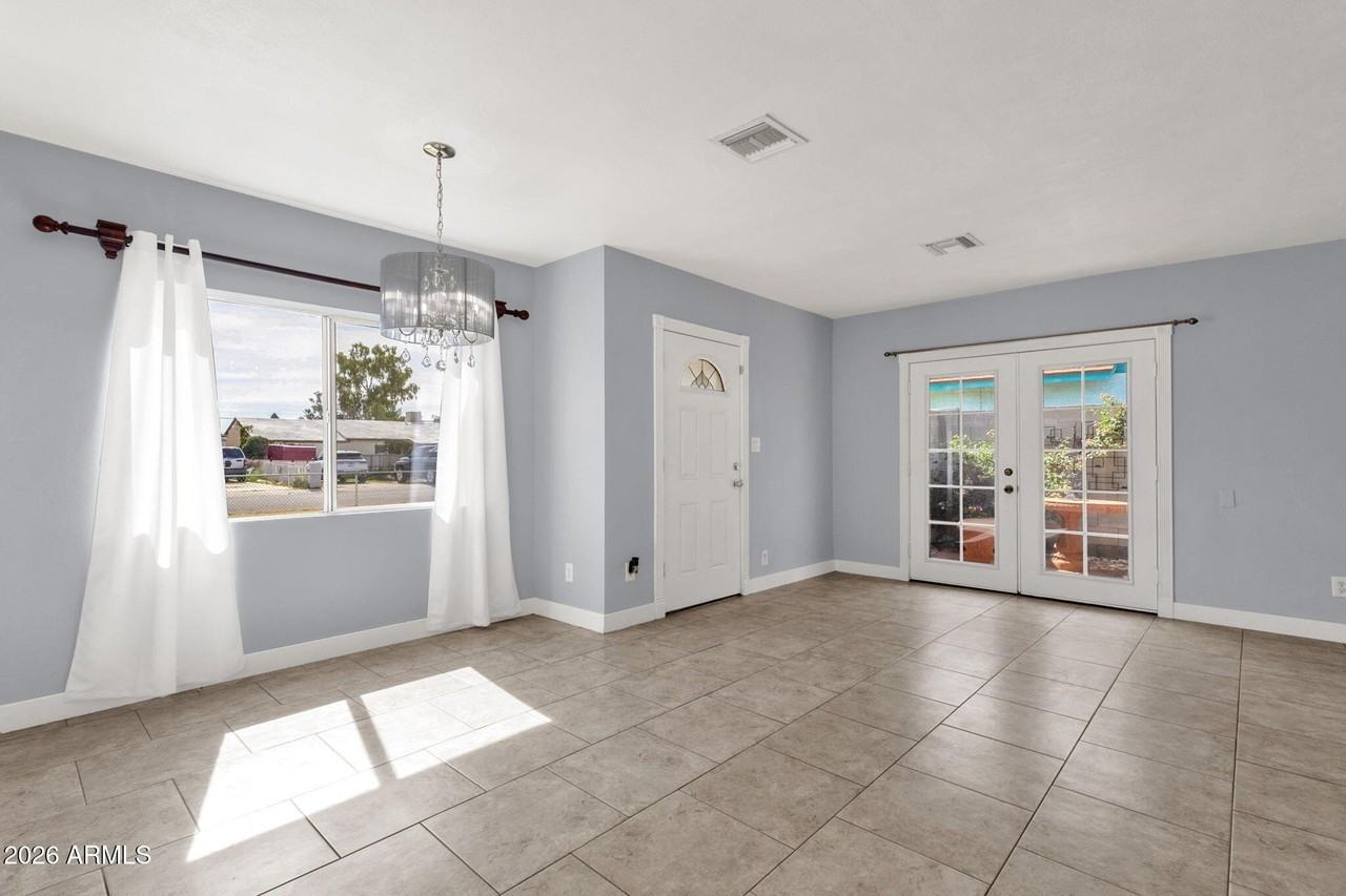 3428 W Willetta St - Photo 5 of 27