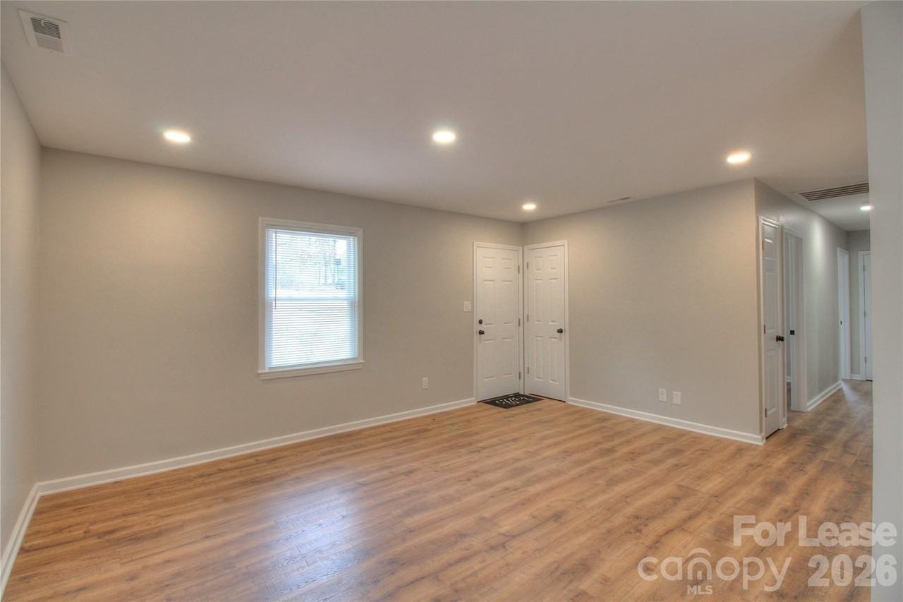 700 Sharon Dr - Photo 7 of 23