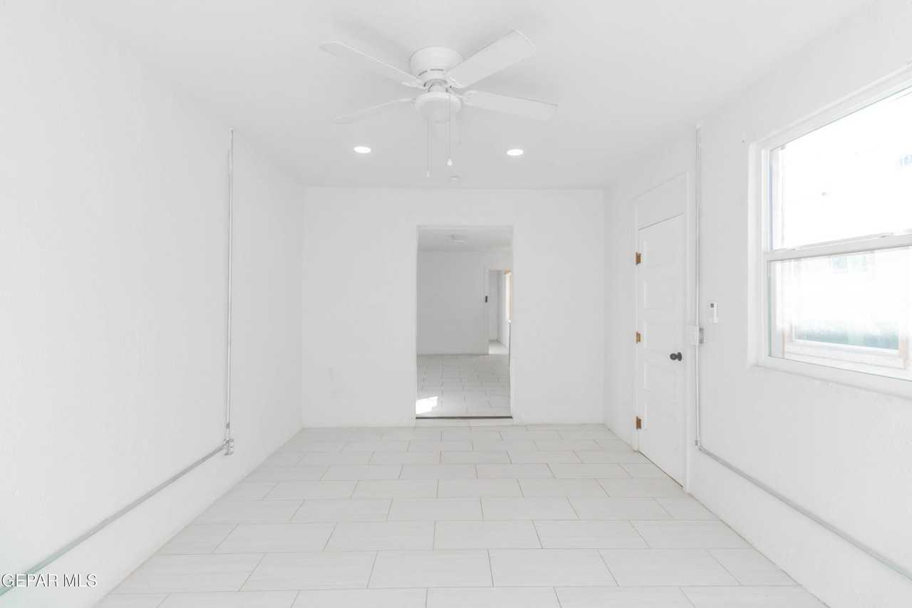 916 S Tays St Apt 4 - Photo 3 of 33