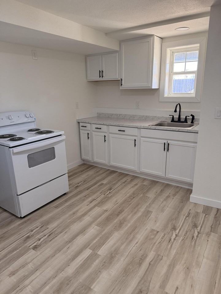 623 S Boston Pl Apt E - Photo 3 of 7