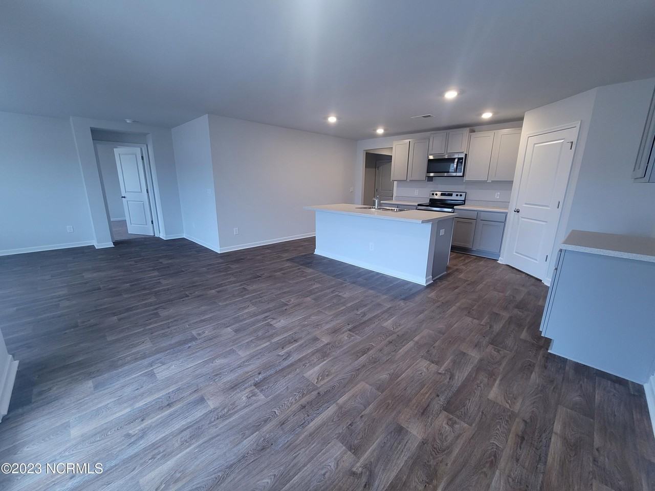 2214 Emerald Ave - Photo 5 of 34