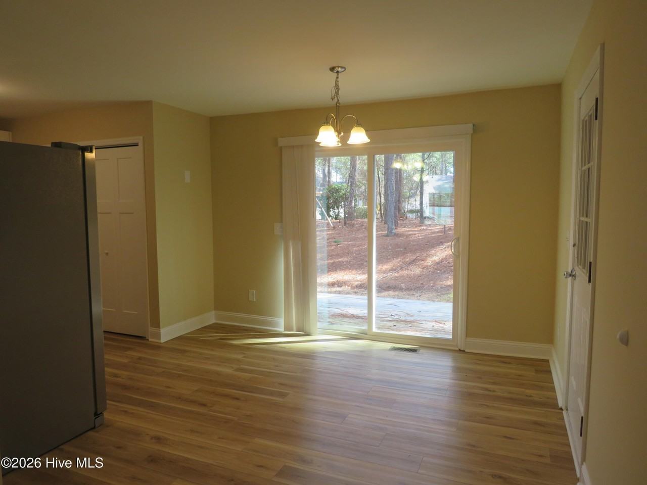 355 Sandhills Cir - Photo 5 of 17