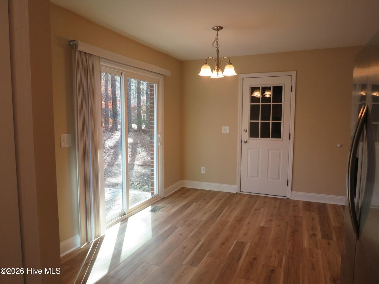 355 Sandhills Cir - Photo 7 of 17