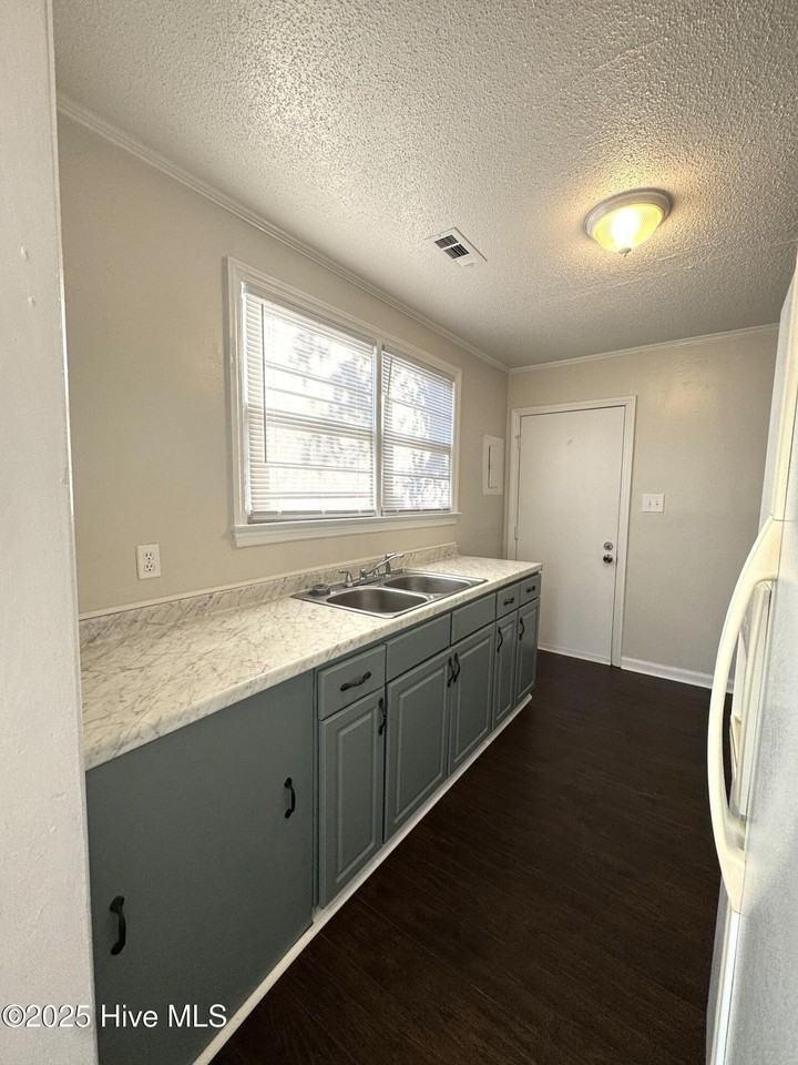 206 York St - Photo 7 of 26