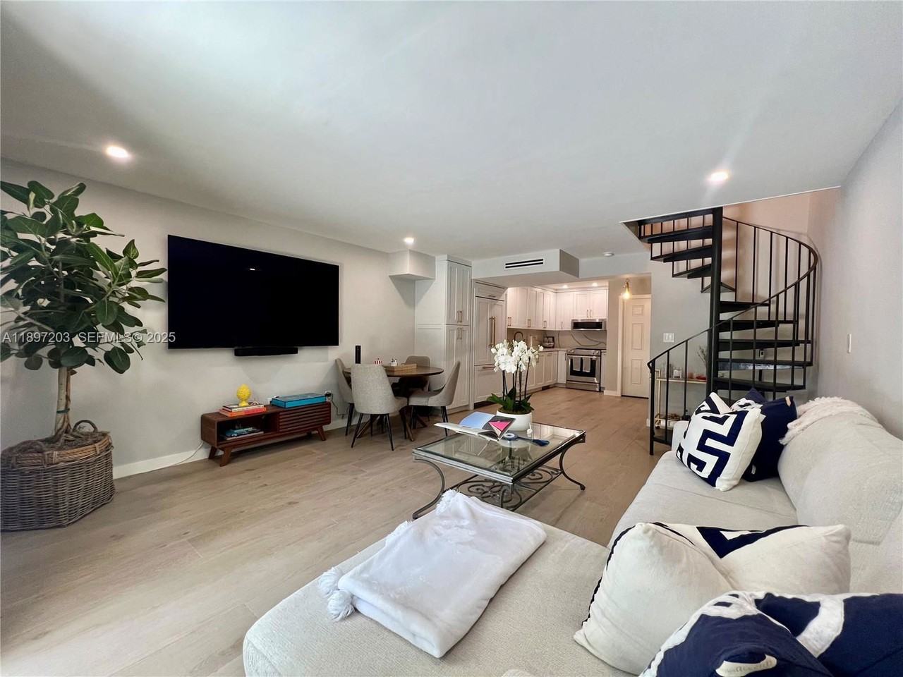 3220 W Trade Ave - Photo 2 of 8