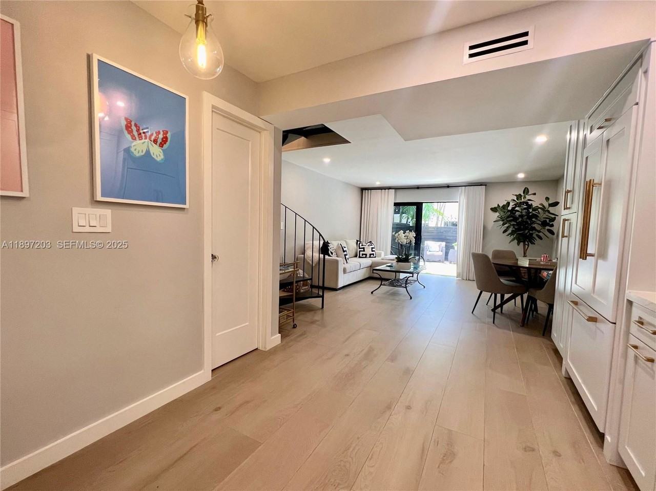 3220 W Trade Ave - Photo 4 of 8