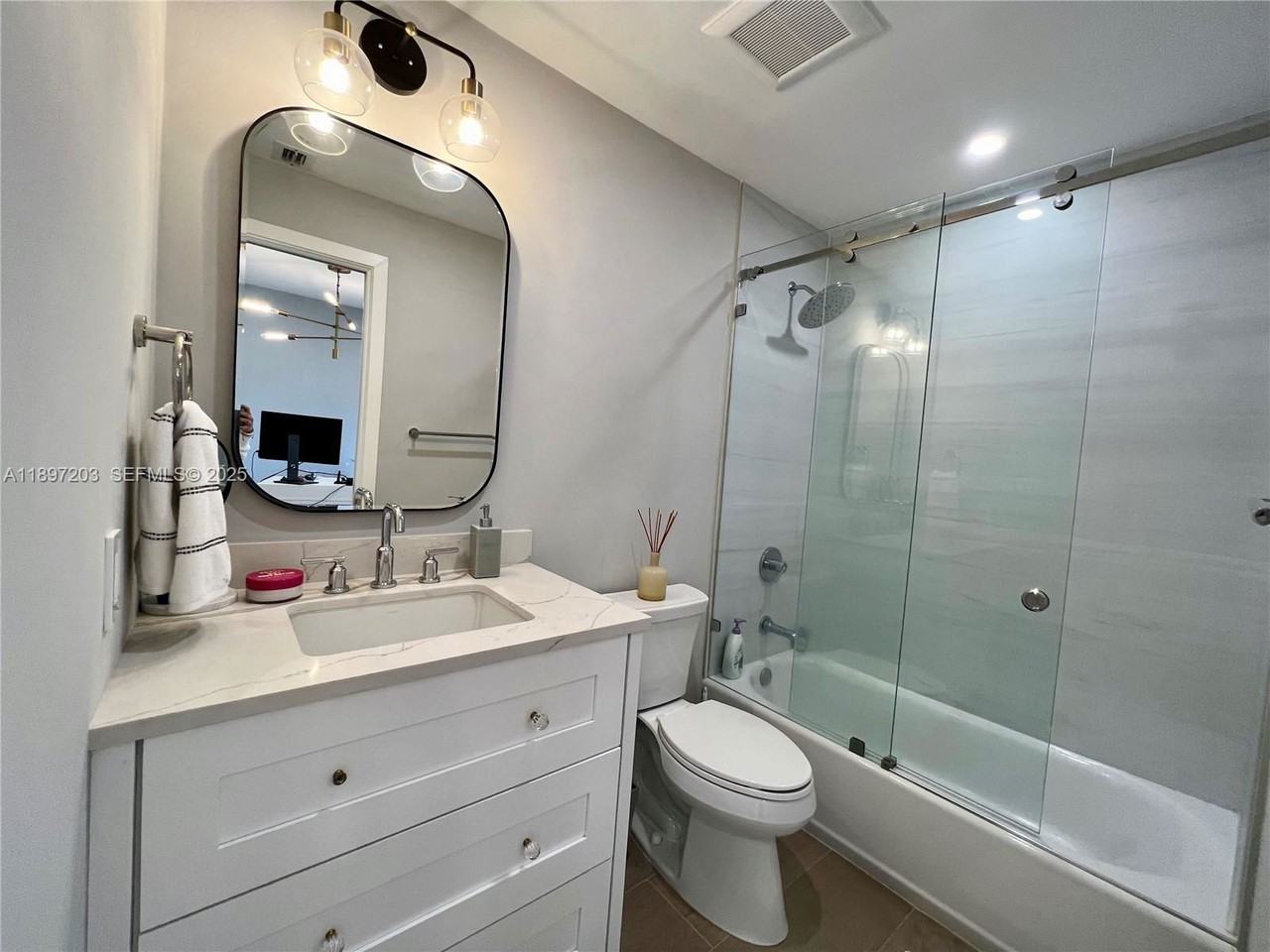 3220 W Trade Ave - Photo 5 of 8