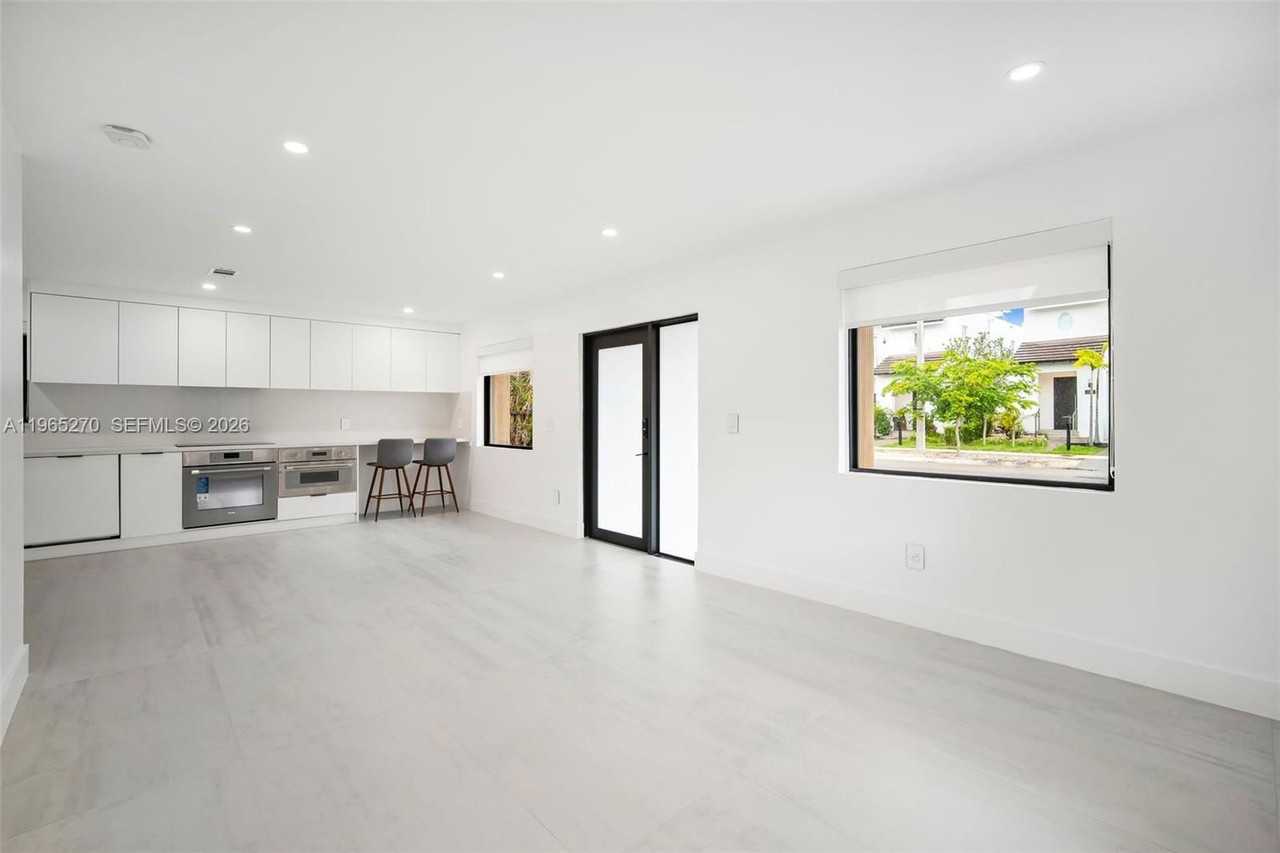 3668 Sw 26th St - Photo 3 of 8