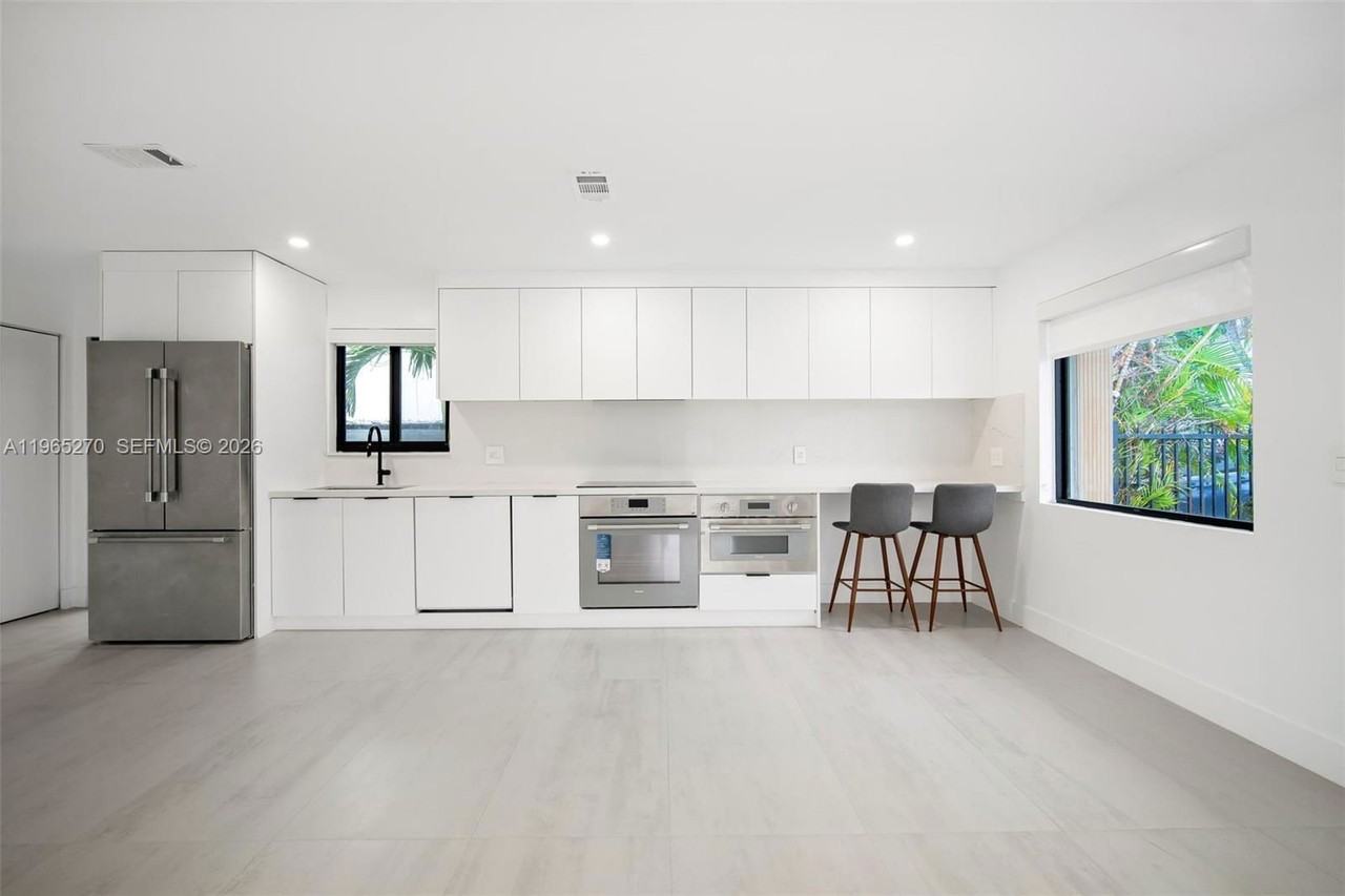 3668 Sw 26th St - Photo 4 of 8