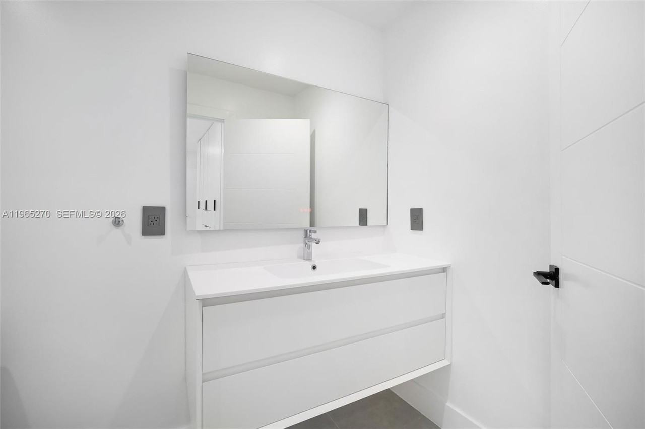 3668 Sw 26th St - Photo 5 of 8