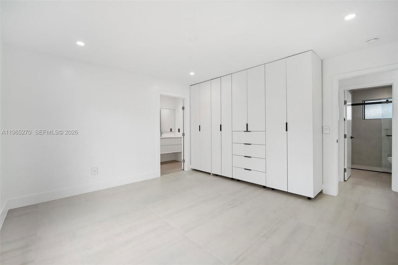 3668 Sw 26th St - Photo 6 of 8