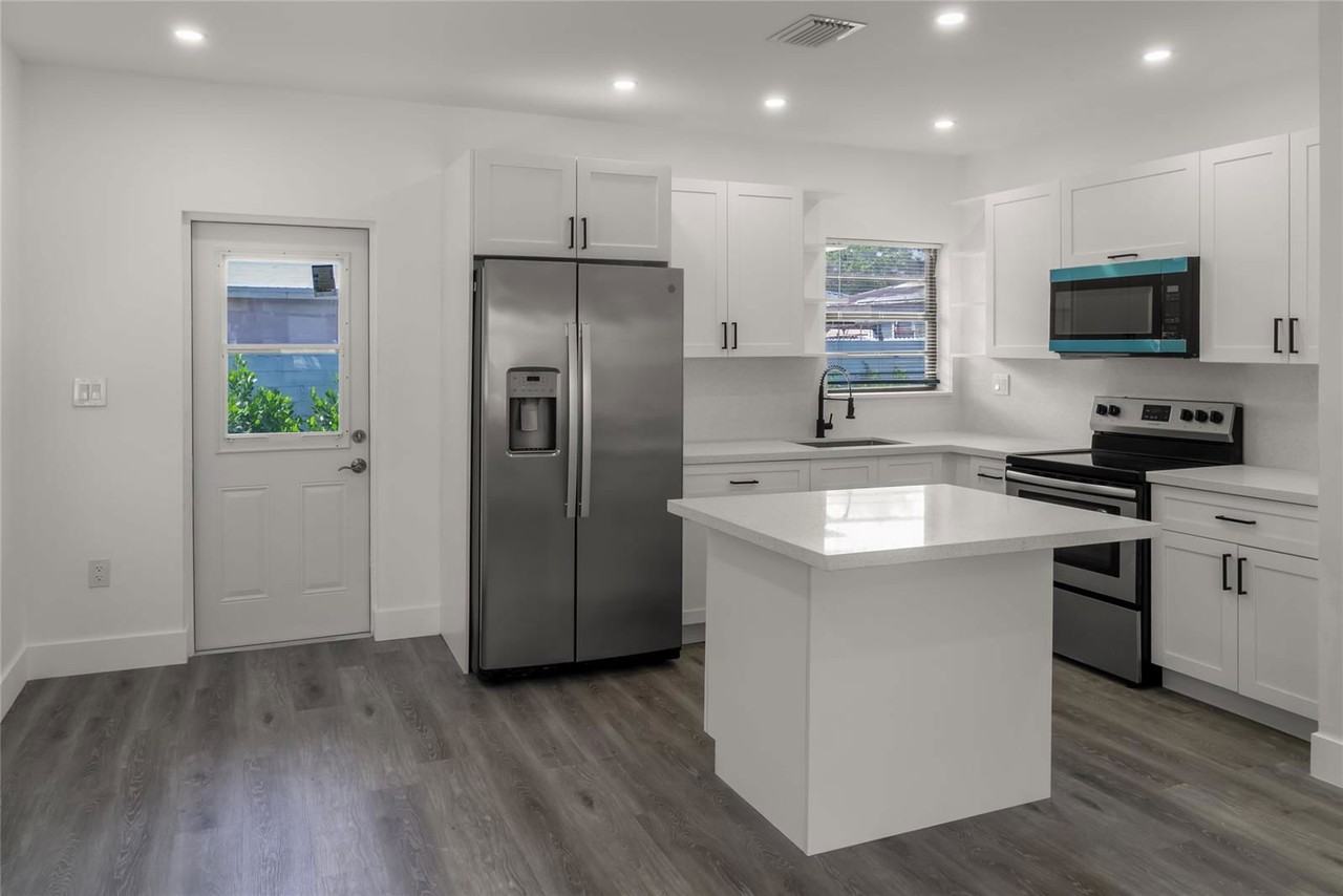 2724 Sw 34th Ct #2 - Photo 5 of 8