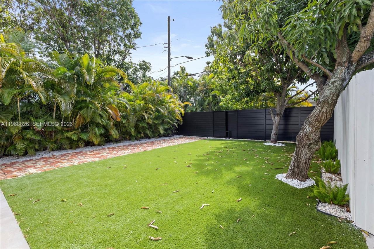 1620 Sw 18th St #1 - Photo 2 of 8