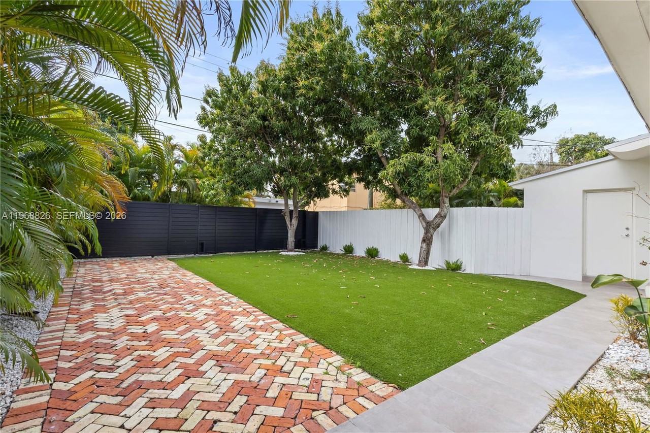 1620 Sw 18th St #1 - Photo 3 of 8